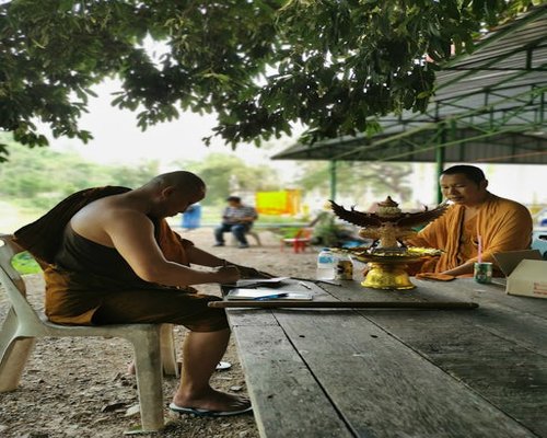 คนกำลังนั่งพักผ่อนอ่านหนังสือ